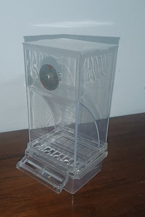 Comedouro automático para periquitos australianos