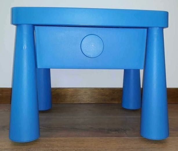 Conjunto mesa azul e cadeira também azul de criança