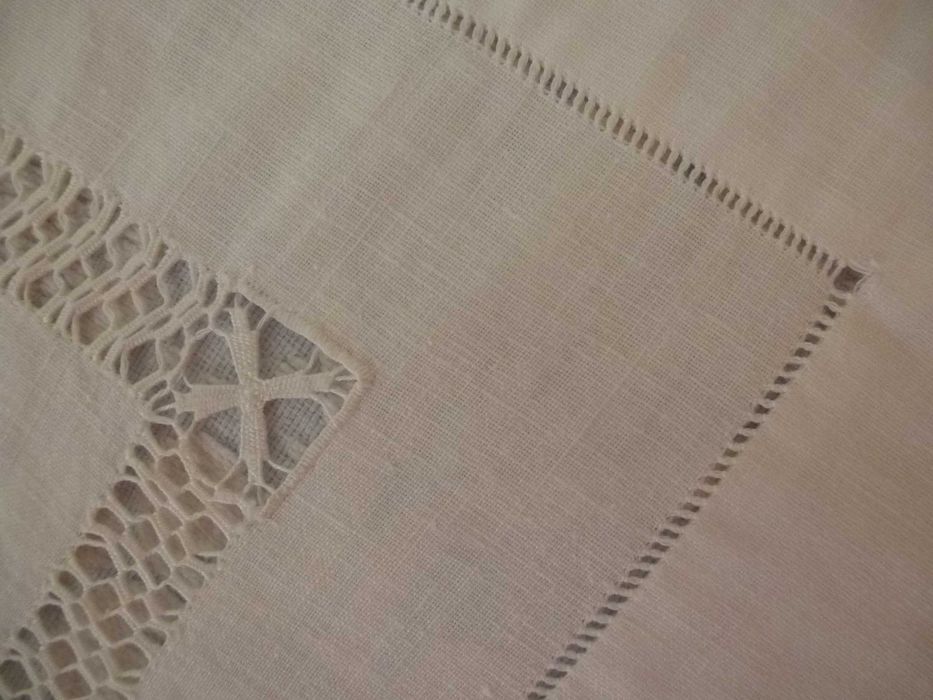 Toalhinha de linho antiga bordado e renda á mão