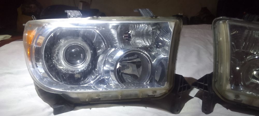 Продам комплект фар Toyota Tundra 2007-2013р