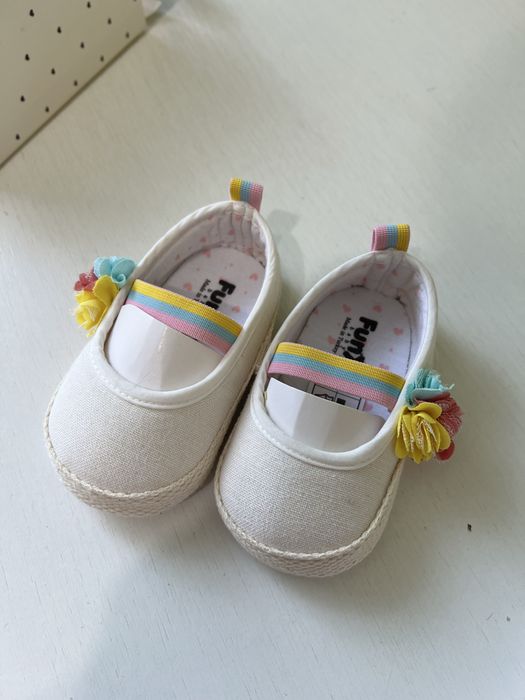 Перше взуття для дівчинки