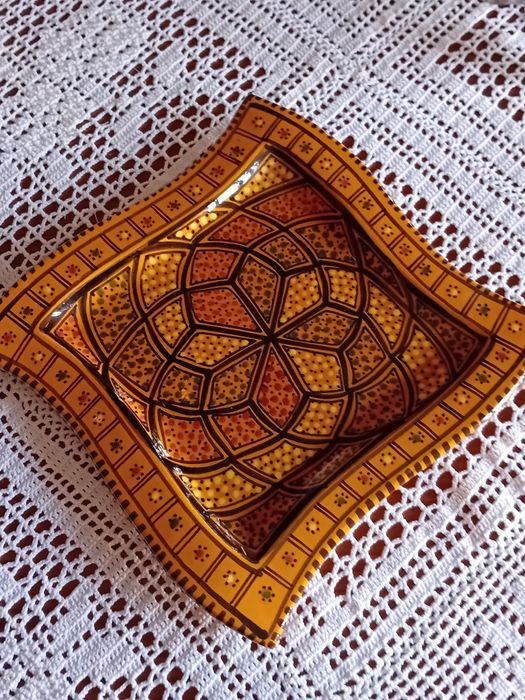 Prato decorativo em barro pintado à mão, cosido e vidrado.  " Tunísia"