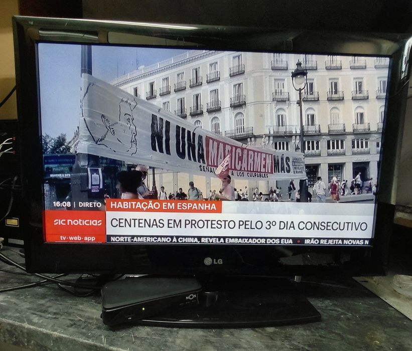 Televisão  LG com 26 polegadas e descodificador digital