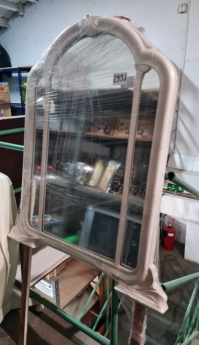 Duże, białe, eleganckie lustro w ozdobnej ramie