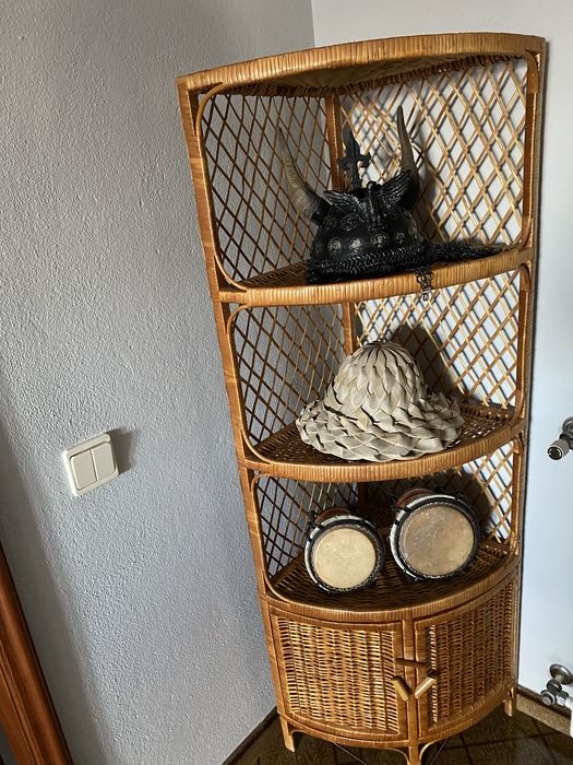 Móvel de canto em vime