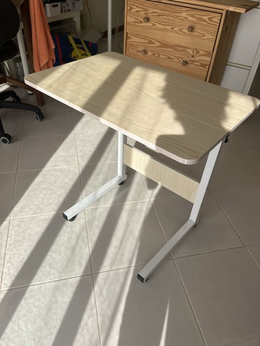 Mesa de apoio com rodas