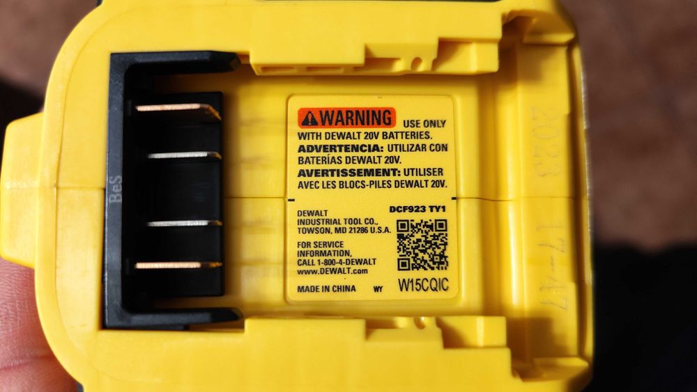 DeWalt  DCB 923b 610nm (tenho vários extras)