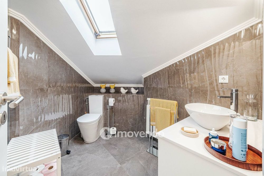 Apartamento T3 Duplex, com estacionamento, no Condomínio do Loural
