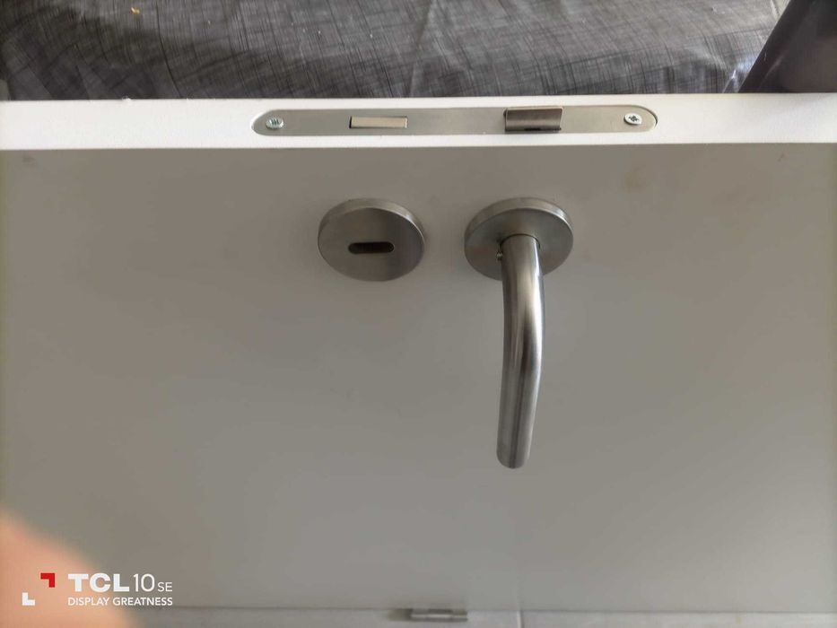 OPORTUNIDADE! Porta branca interior simples com puxador prateado Sem moldura