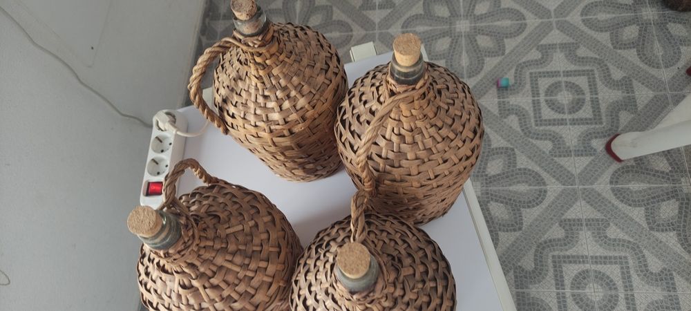 4 garrafões antigos