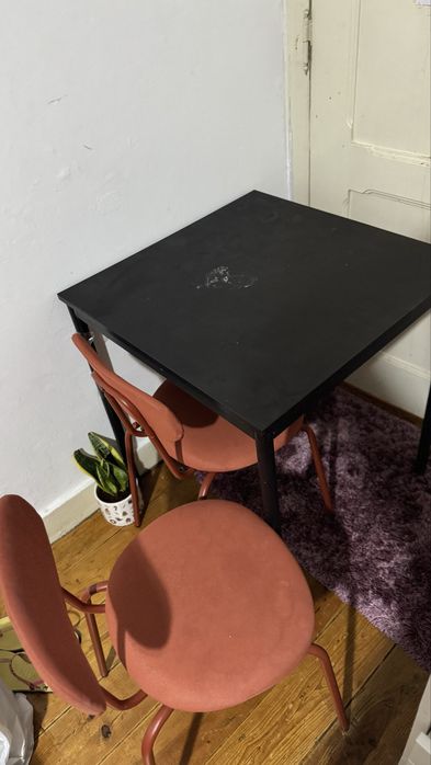 Mesa c/ duas cadeiras