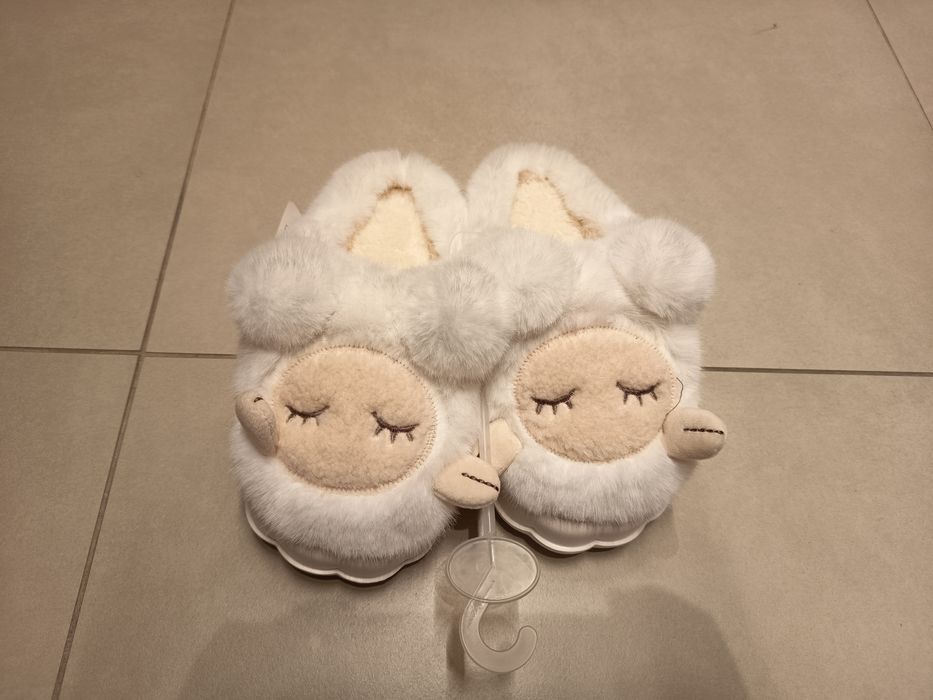 Nowe białe futrzane kapcie buty