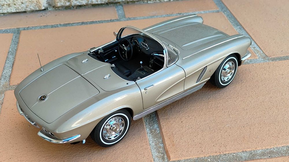 Chevrolet Corvette Spider 1962 AutoArt 1/18