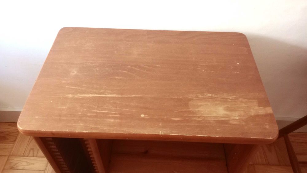 Baixa de preço para desocupar! Móvel TV, CDs e DVDs.Desgaste no tampo.