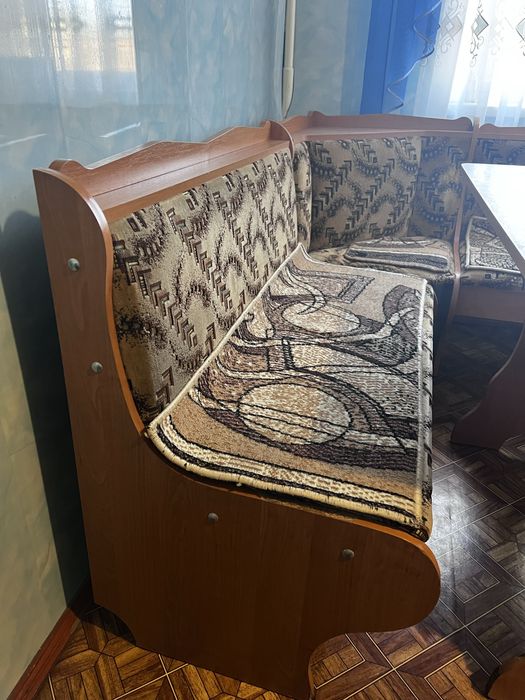 Кухонний куток і столик в гарному стані