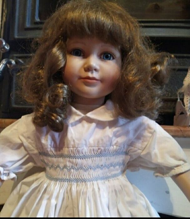 Фарфоровая кукла