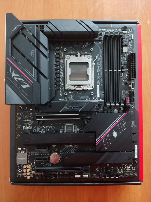 Asus Rog Strix B650E-F Gaming WIFI 6E sAM5 опис
