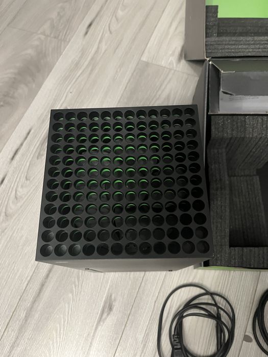 Konsola Xbox Series X 1TB z napędem i Padem.