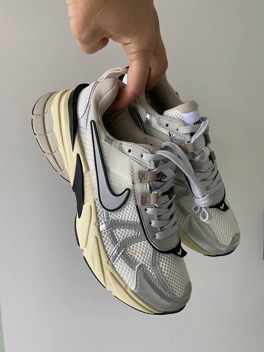 Nike Runtekk V2K White Silver трендові жіночі кросівки найк рантек в2к