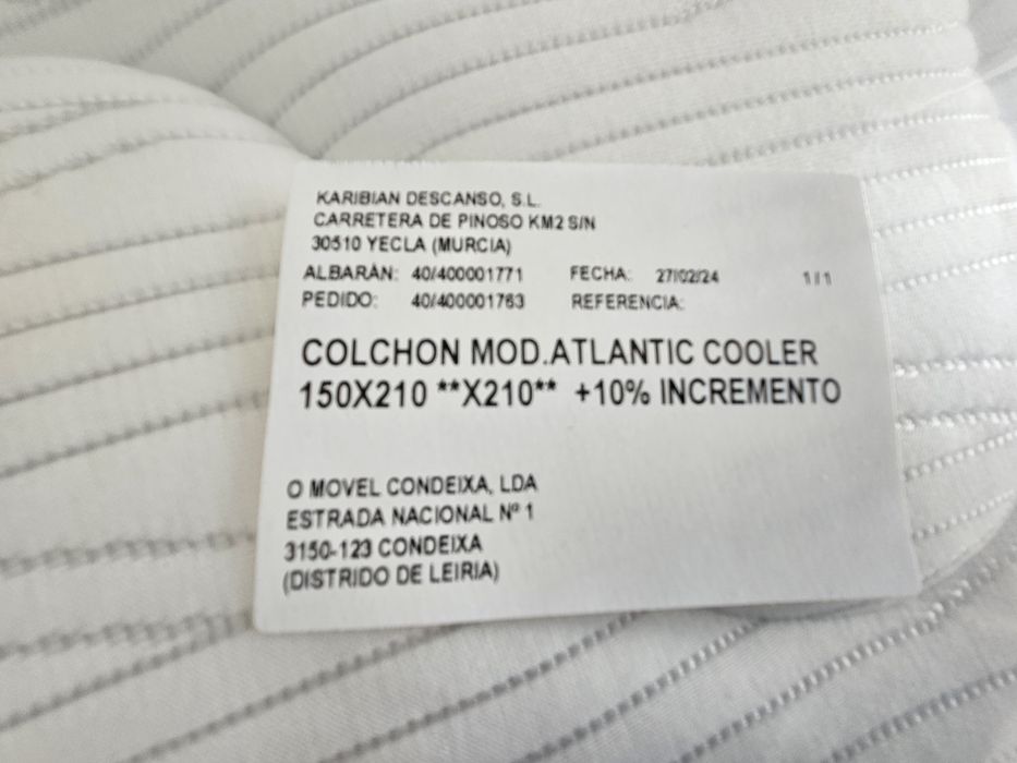 Cama com colchão e alçapão