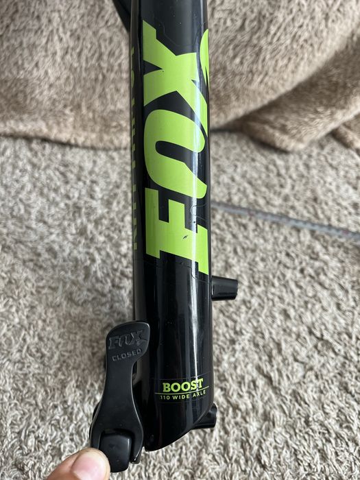 Fox Rhythm 34 – 27,5”+ / 29”, Skok 130 mm, Oś 15x110 Boost