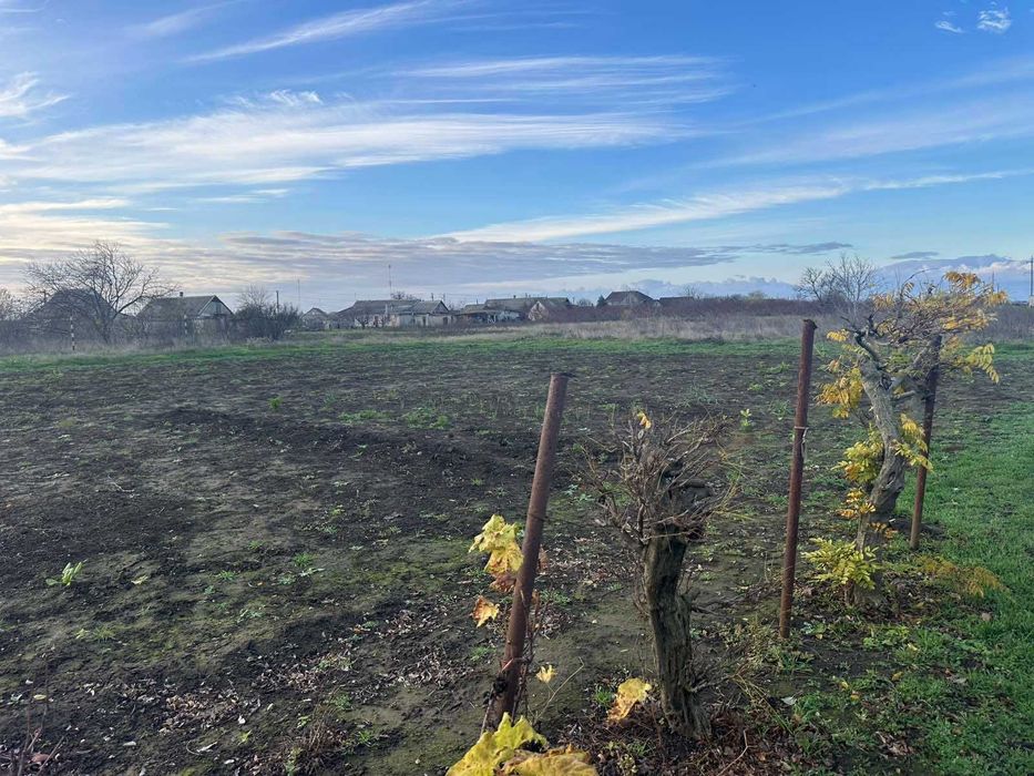 продам 25 соток землі з будинком