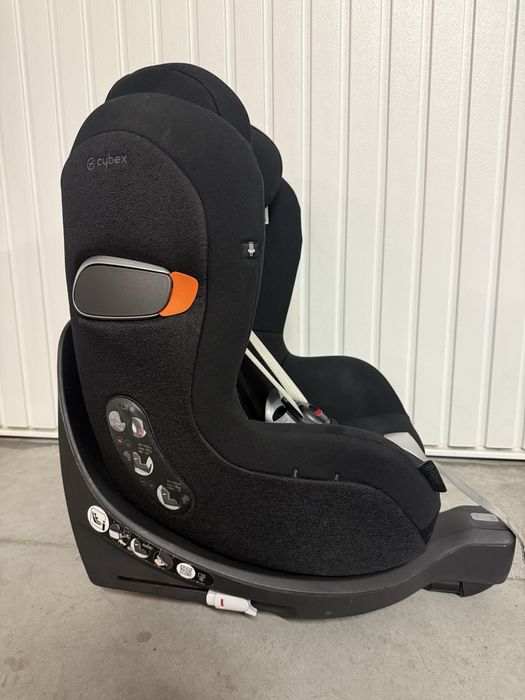 Cybex Sirona Zi I Size czarny fotelik samochodowy obrotowy z bazą