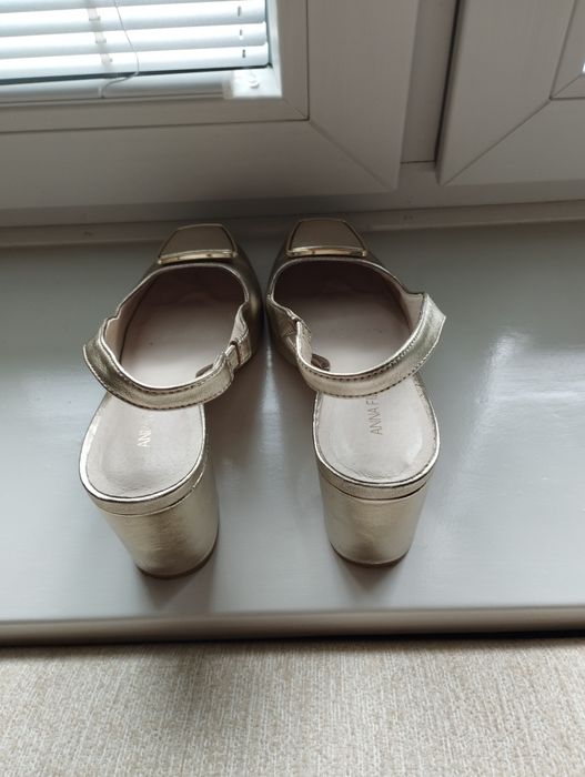 Złote buty skórzane