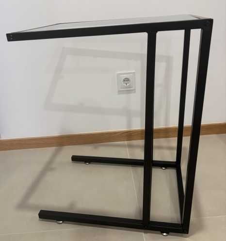 Mesa de apoio em vidro e aço