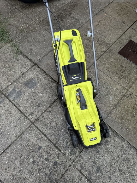 Corta-relvas elétrico RYOBY 1300W 33CM