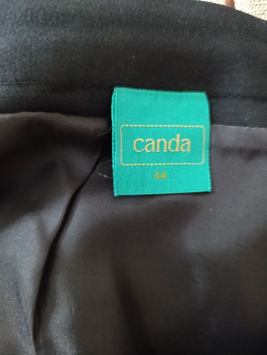 Czarna spódnica z wełną, po bokach kontrafałdy 42/44 Canda