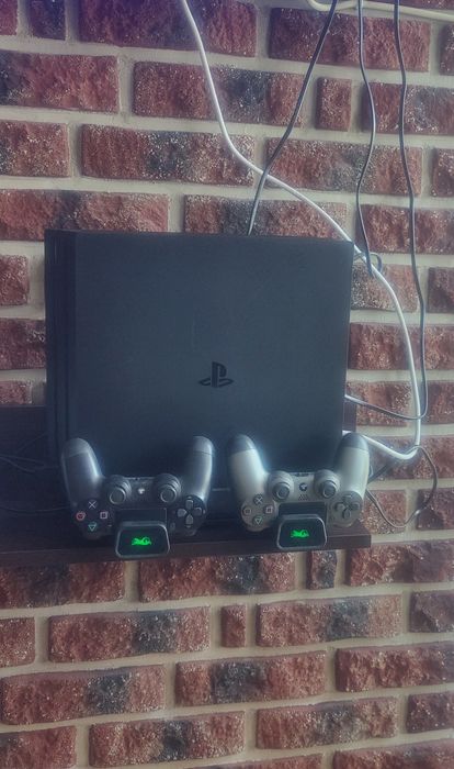 PlayStation 4 PRO CUH 7216B (2x pady + podstawka)