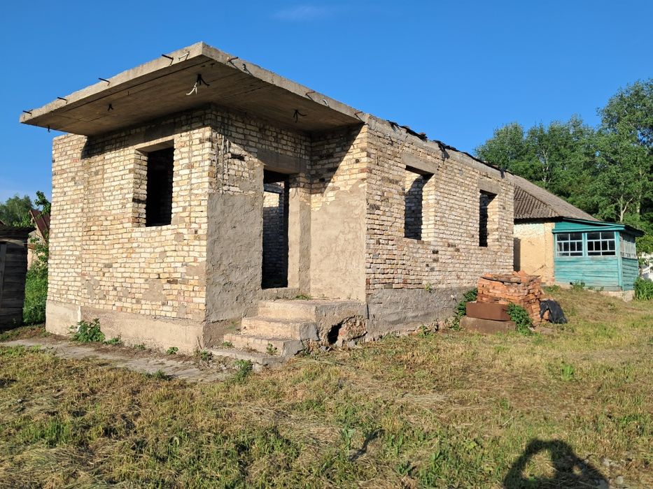 Старий будинок і недострой.