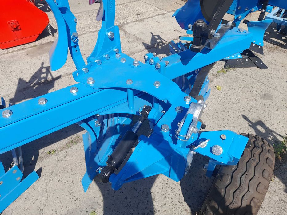 Навісний плуг 4-х корпусний LT Scout 3+1