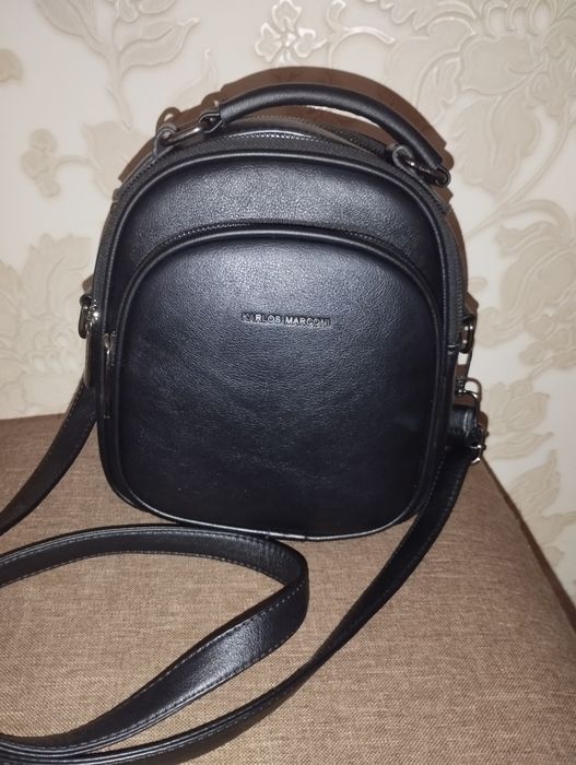 Сумочка у класичному чорному кольорі