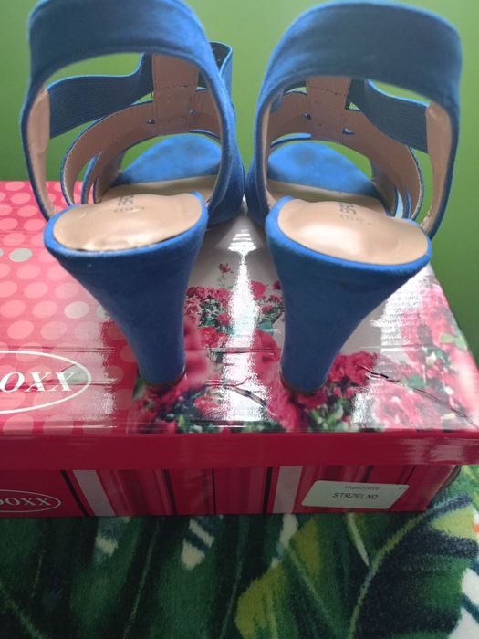 Sandały niebieskie na obcasie 39