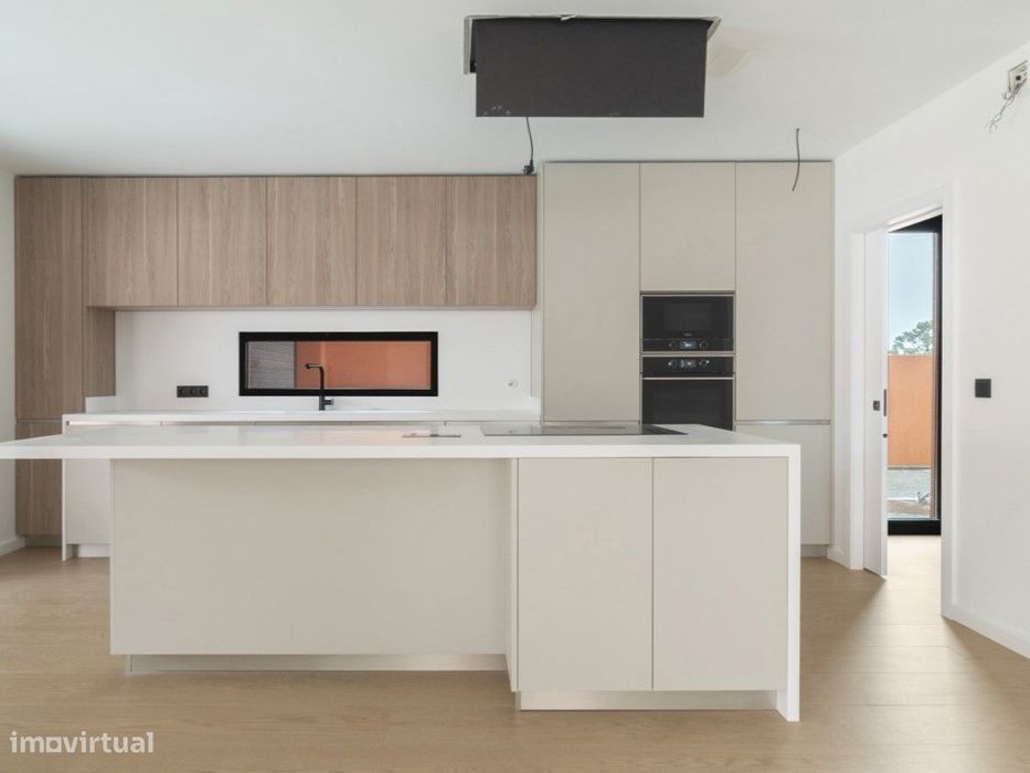 Moradia contemporânea T5 a estrear com Piscina e Jardim