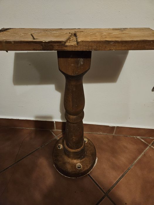 Cztery używane drewniane tralki.