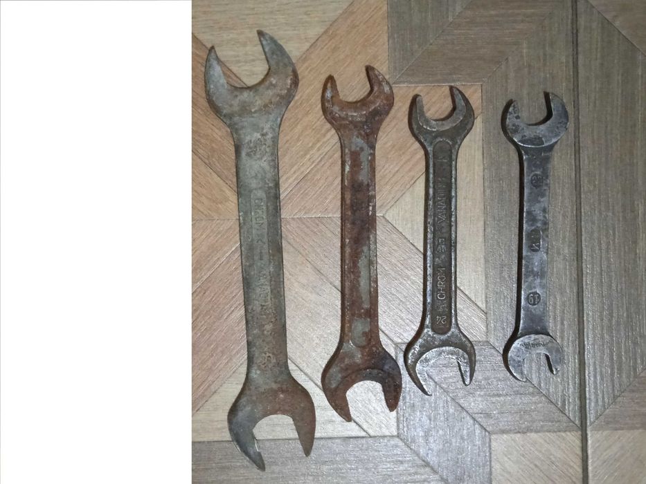 Отвёртки, ключи рожковые, напильники, молотки, кусачки.