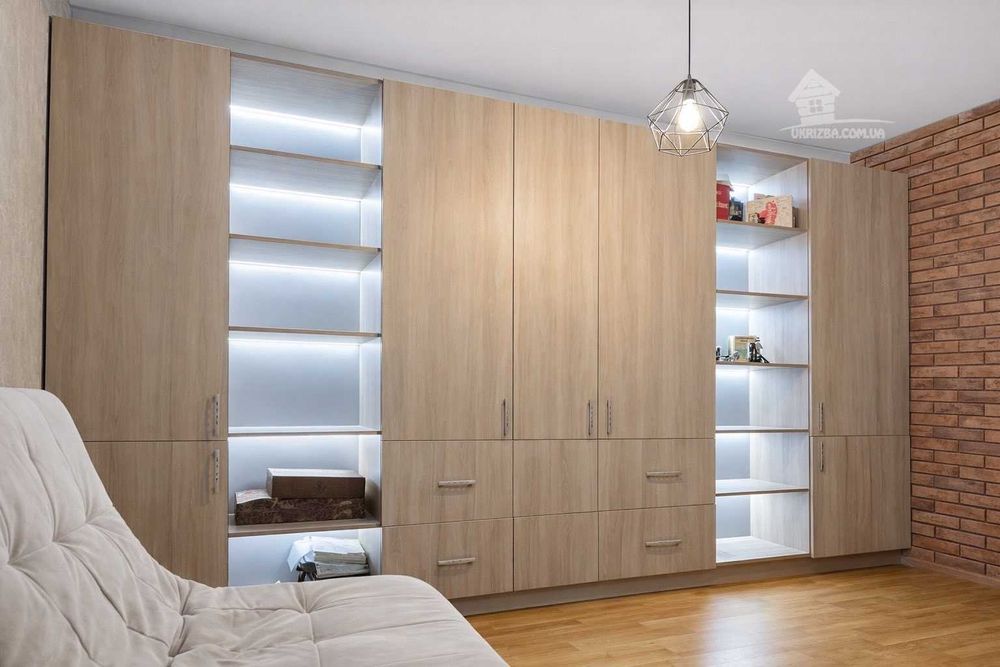 Київ. Будинок 250 кв. Теплий басейн, сауна, генератор.