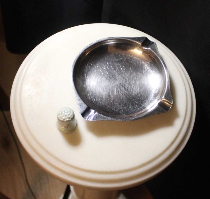 Cinzeiro vintage de aço inoxidável com raras 3 ranhuras para cigarros.