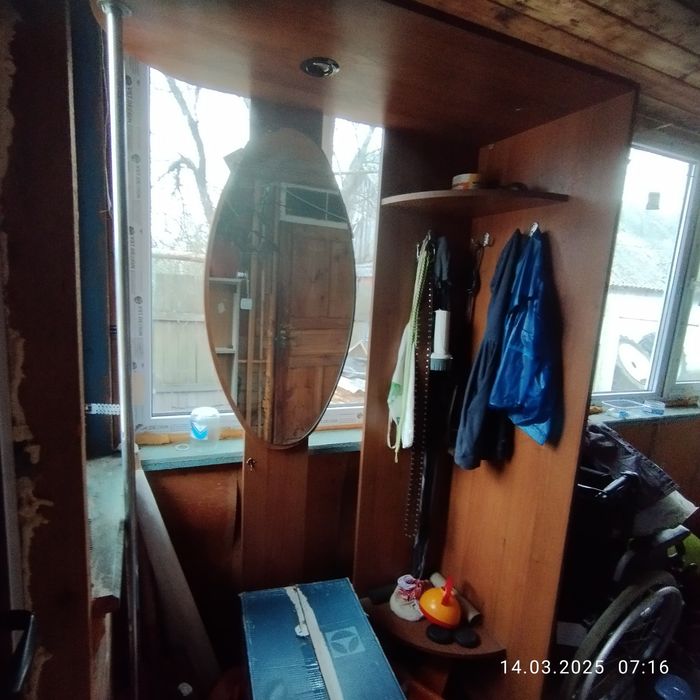 Прихожа :вишалка з дзеркалом , шкаф і тумбочка.(самовівиз)