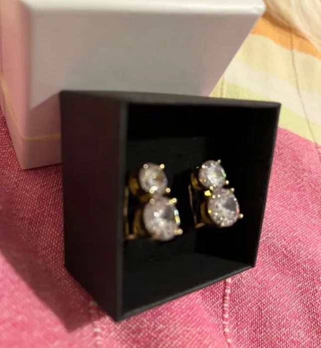 Brincos em prata dourada com mola omega e zircões