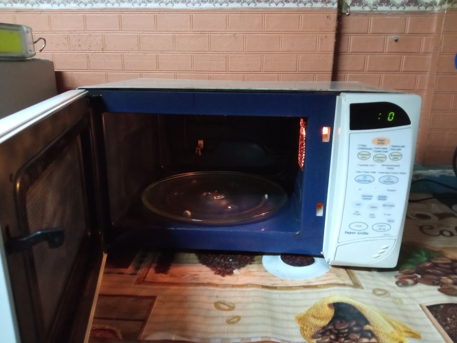Продам микроволновку Samsung pg841r