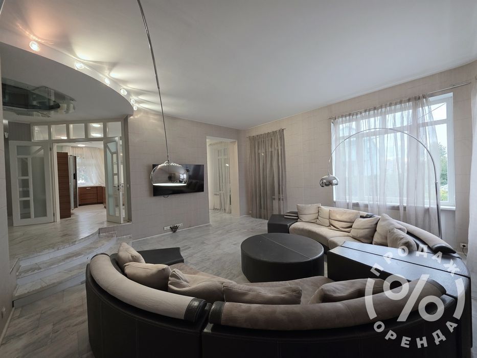 Стильний будинок у центрі з більярдною та камінною кімнатою