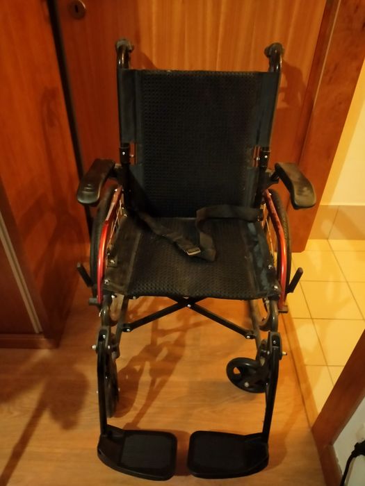 Cadeira de rodas manual dobrável