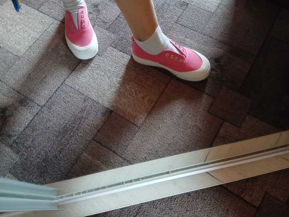 Кеды малиновые  новые р.39/25 см плюс бейсболка