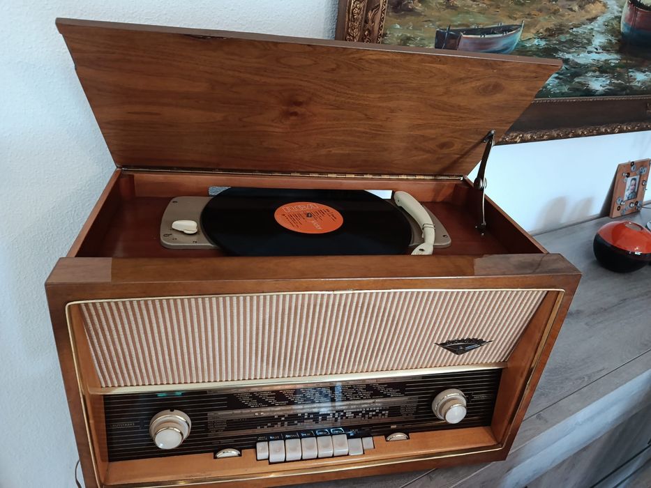 Rádio e gira discos antigo a funcionar