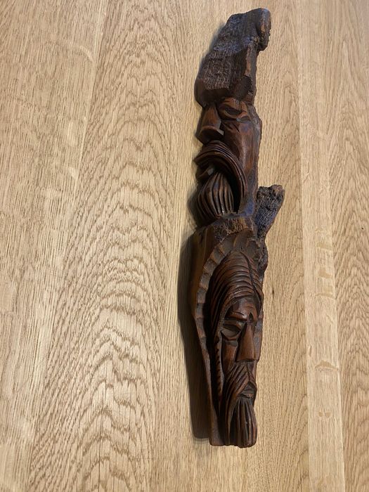 Płaskorzeźba drewniana – twarze [13]