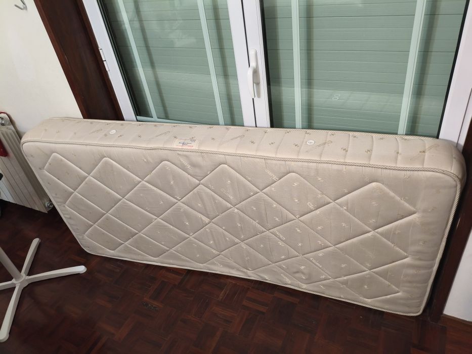 Cama + colchão + extrado